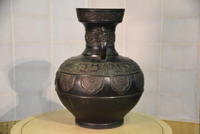 Japanese Bronze Vase Decorated with Chinese Archaic Designs - Image 8
