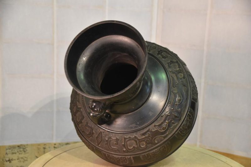 Japanese Bronze Vase Decorated with Chinese Archaic Designs - Image 4