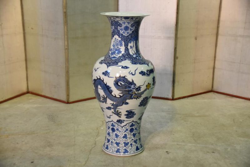 Japanese Arita Ware Vase and Wooden Stand - Image 8