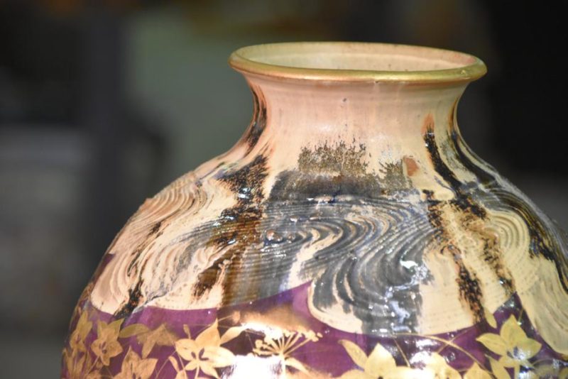 Japanese Pottery Vase decorated with a Wood Grain Design and Flowers - Image 12