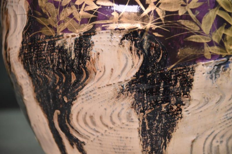 Japanese Pottery Vase decorated with a Wood Grain Design and Flowers - Image 10