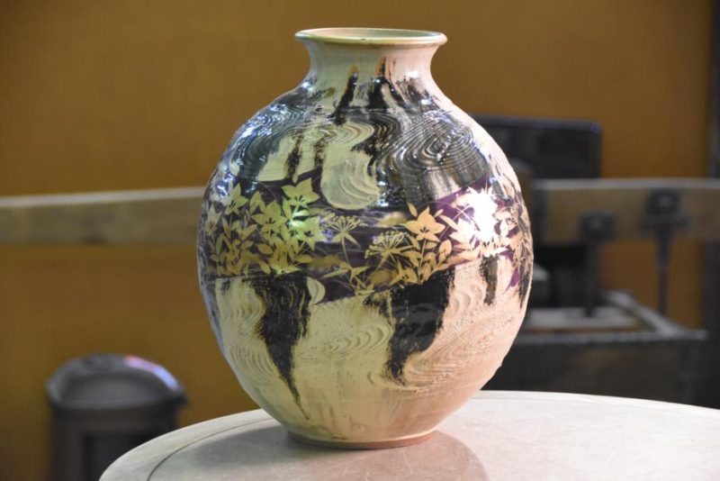 Japanese Pottery Vase decorated with a Wood Grain Design and Flowers - Image 3