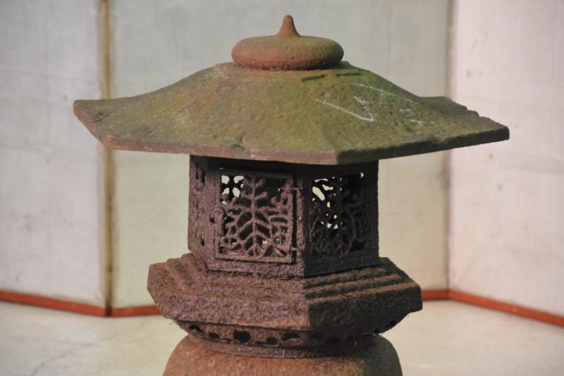 Yukimi Tetsu Andon Japanese Cast Iron Garden Lantern - Image 2