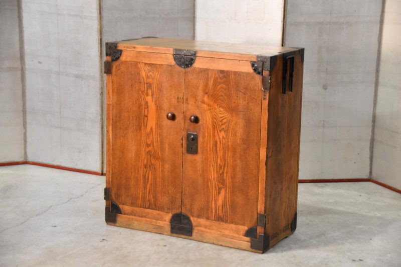 Thick Elm Wood Merchant Chest Width:970mm - Image 18