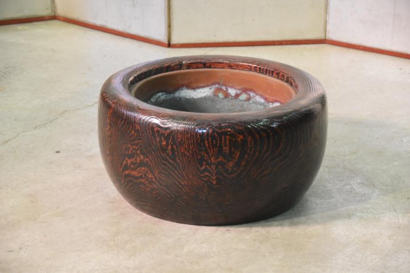Large Japanese Negoro Lacquered Mountain Cedar Hibachi Width: 630mm - Image 12