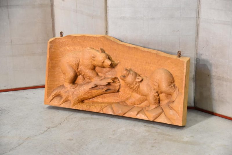 Japanese Elm Wood Hokkaido Bears Carving Width:1000mm