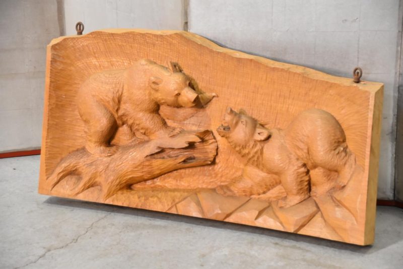 Japanese Elm Wood Hokkaido Bears Carving Width:1000mm - Image 2