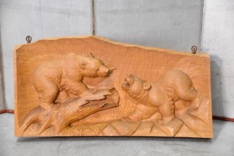 Japanese Elm Wood Hokkaido Bears Carving Width:1000mm - Image 4