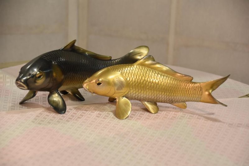 A Pair of Bronze Koi Okimono - Image 9