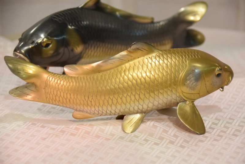 A Pair of Bronze Koi Okimono - Image 2