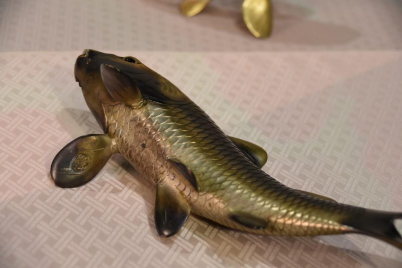 A Pair of Bronze Koi Okimono - Image 6