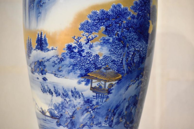 Japanese Porcelain Vase - Image 2