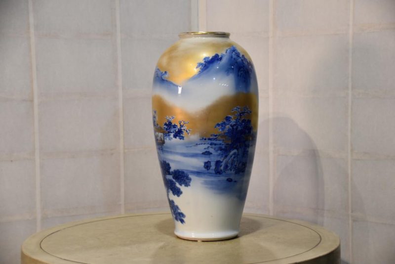 Japanese Porcelain Vase - Image 4