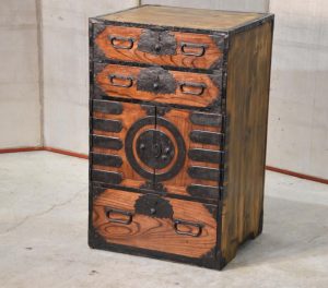 Merchant Chest Width:590mm