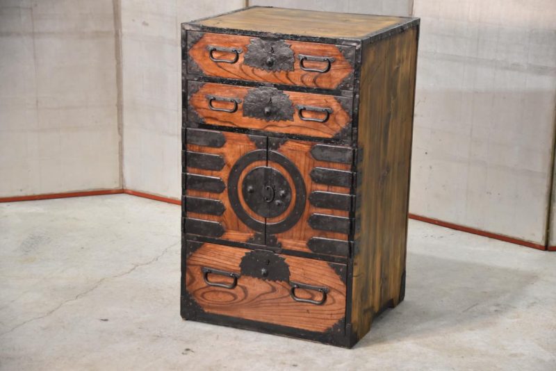 Merchant Chest Width:590mm