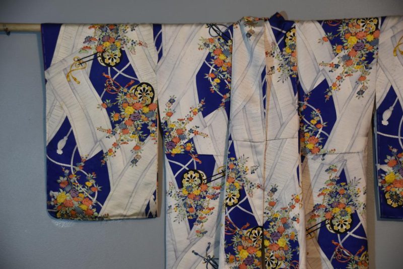 Beautiful Silk Japanese Kimono - Image 3