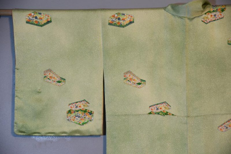 A gorgeous soft green silk Kimono - Image 8