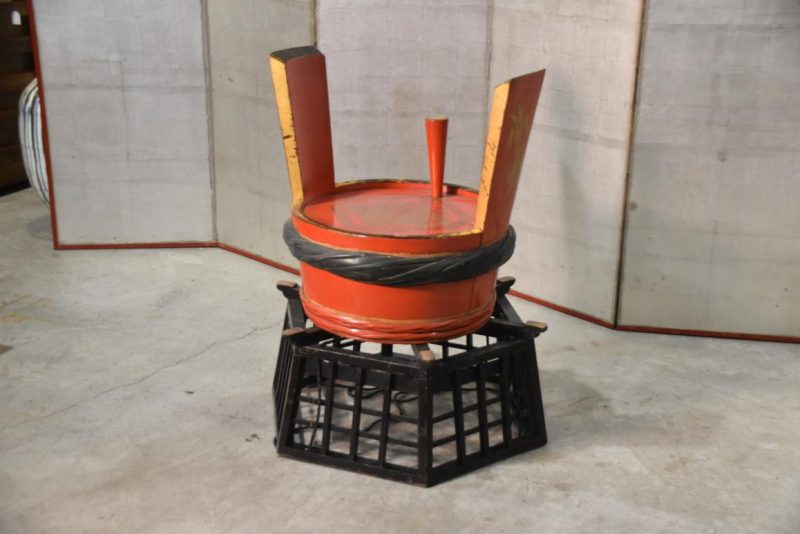 Ceremonial Lacquered Sake Barrel in a Hanging Basket Width:820mm - Image 2