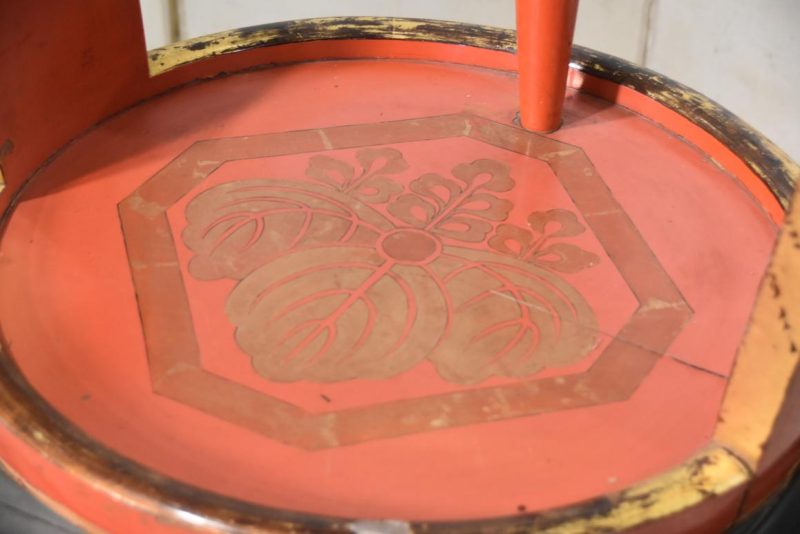 Ceremonial Lacquered Sake Barrel in a Hanging Basket Width:820mm - Image 5