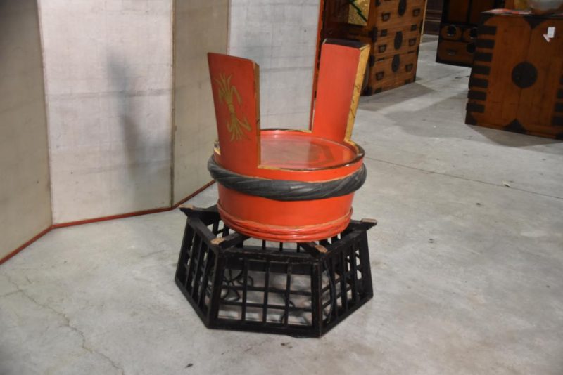 Ceremonial Lacquered Sake Barrel in a Hanging Basket Width:820mm - Image 3