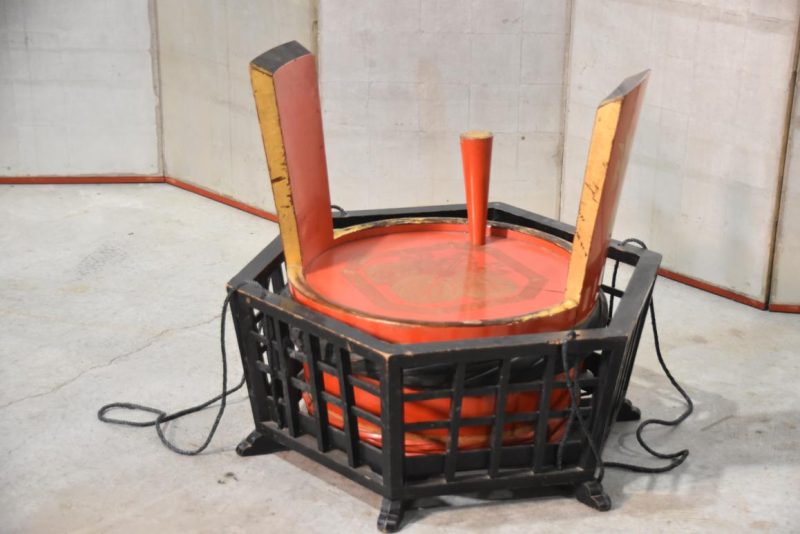 Ceremonial Lacquered Sake Barrel in a Hanging Basket Width:820mm - Image 6