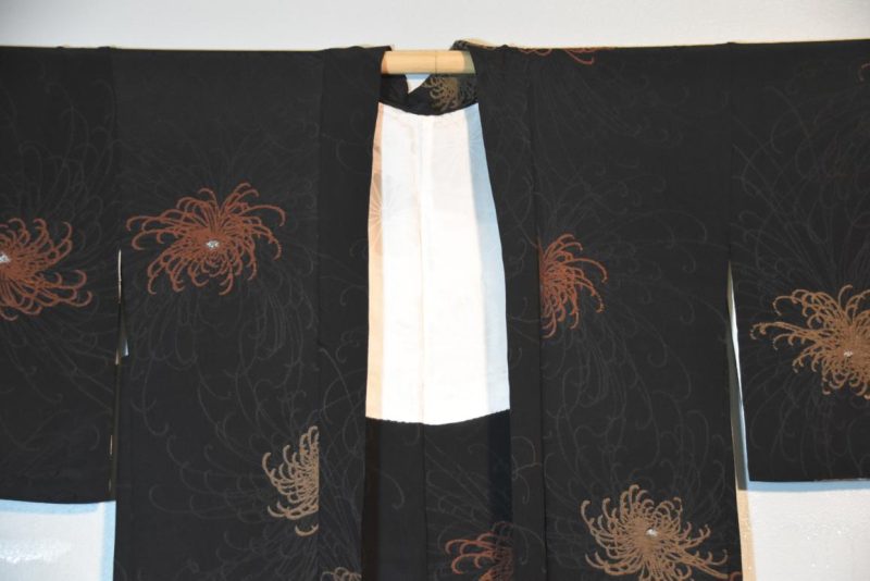 Soft Silk Haori with Lacquer Thread Chrysanthemums - Image 3
