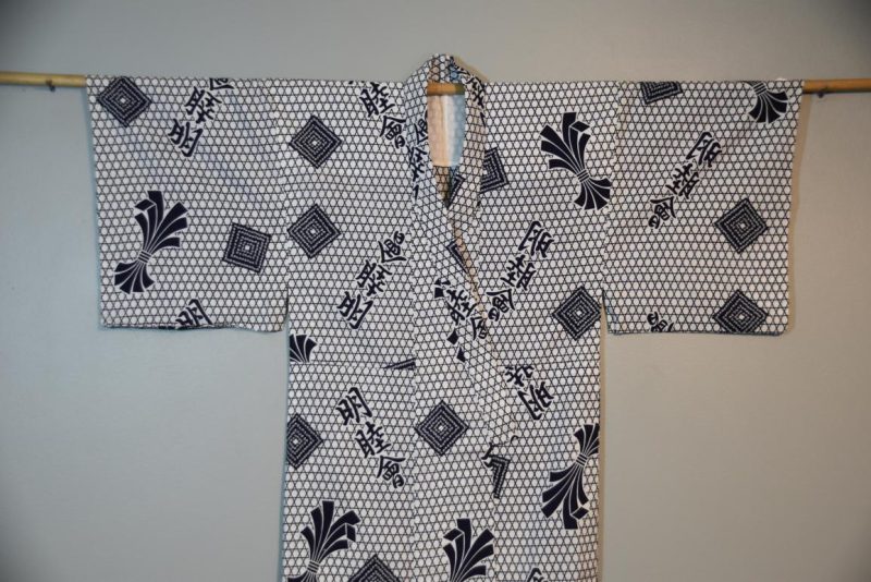 Japanese Blue and White Men's Cotton Yukata - Image 5