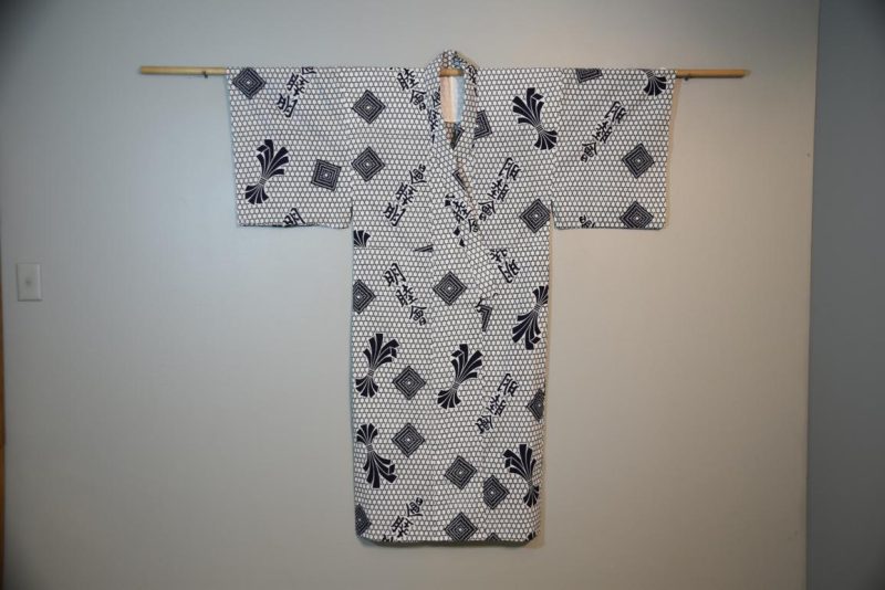 Japanese Blue and White Men's Cotton Yukata - Image 4