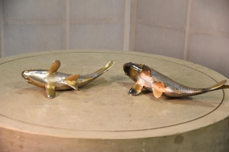 A Pair of Bronze Koi Okimono - Image 3