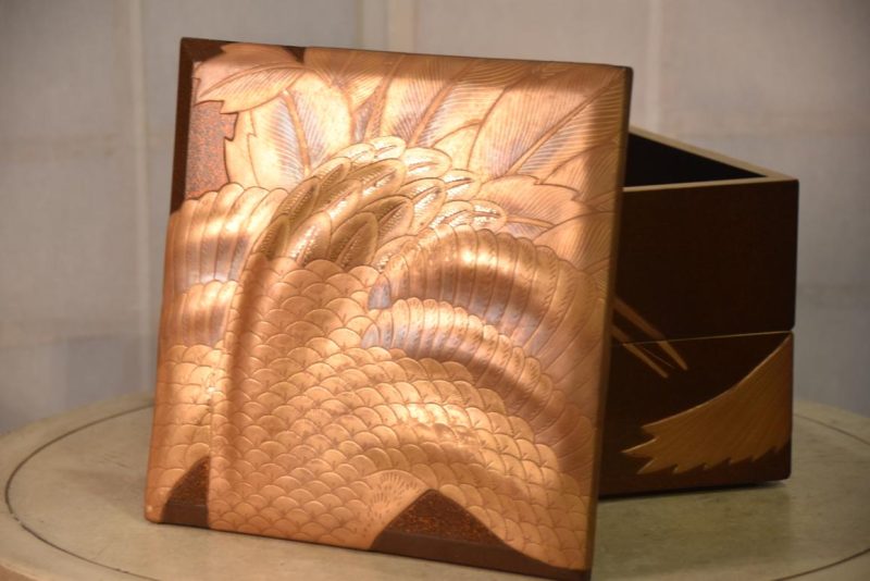 Maki-E Jubako Lacquer Box with Bold Cranes in Relief Width:270mm - Image 6