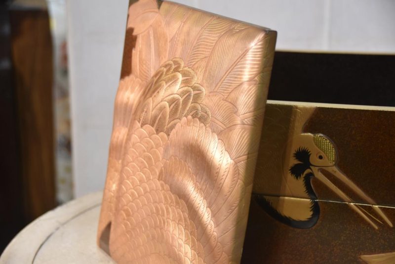 Maki-E Jubako Lacquer Box with Bold Cranes in Relief Width:270mm - Image 5