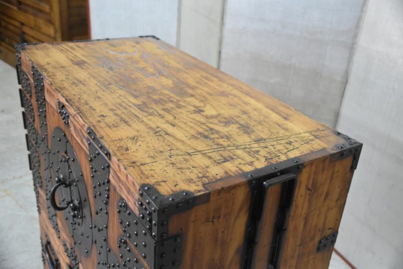 Antique Japanese Kannon Biraki Isho Tansu Clothing Chest 2 Sections Width: 905mm - Image 9