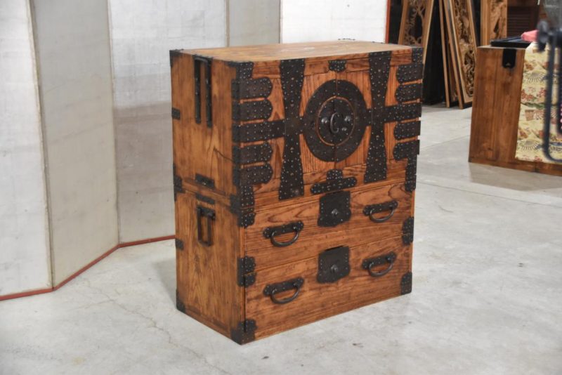 Antique Japanese Kannon Biraki Isho Tansu Clothing Chest 2 Sections Width: 905mm - Image 4