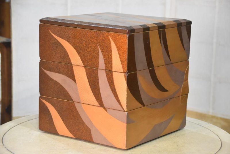Maki-E Jubako Lacquer Box with a Turtle in Relief Width:270mm - Image 8