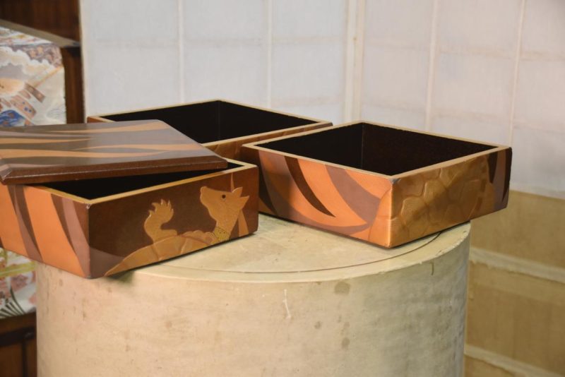 Maki-E Jubako Lacquer Box with a Turtle in Relief Width:270mm - Image 5