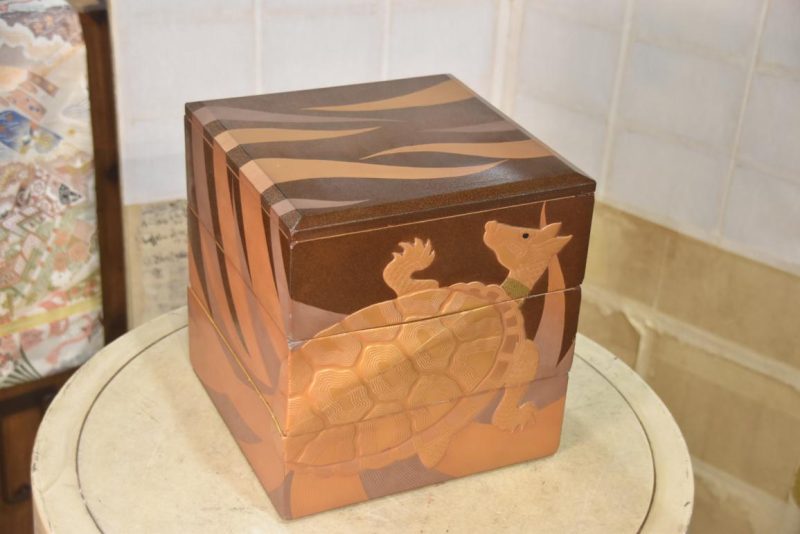 Maki-E Jubako Lacquer Box with a Turtle in Relief Width:270mm - Image 11