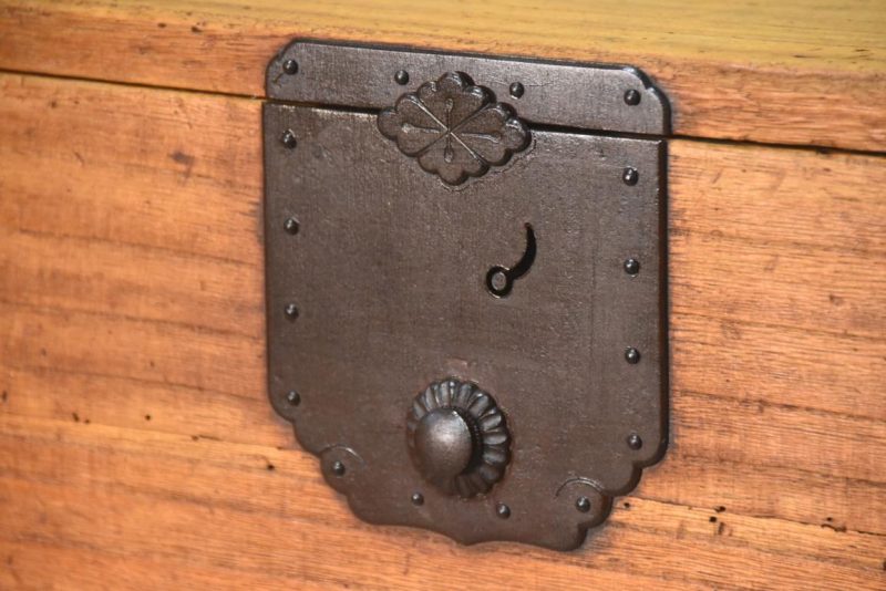 Antique Clothing Chest  Width:1100mm - Image 2
