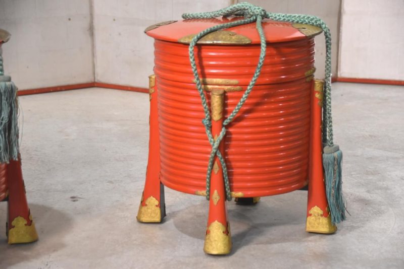 A Rare Pair of Japanese Red Lacquered Hokkai with Gilded Copper Hardware Height:510mm - Image 5