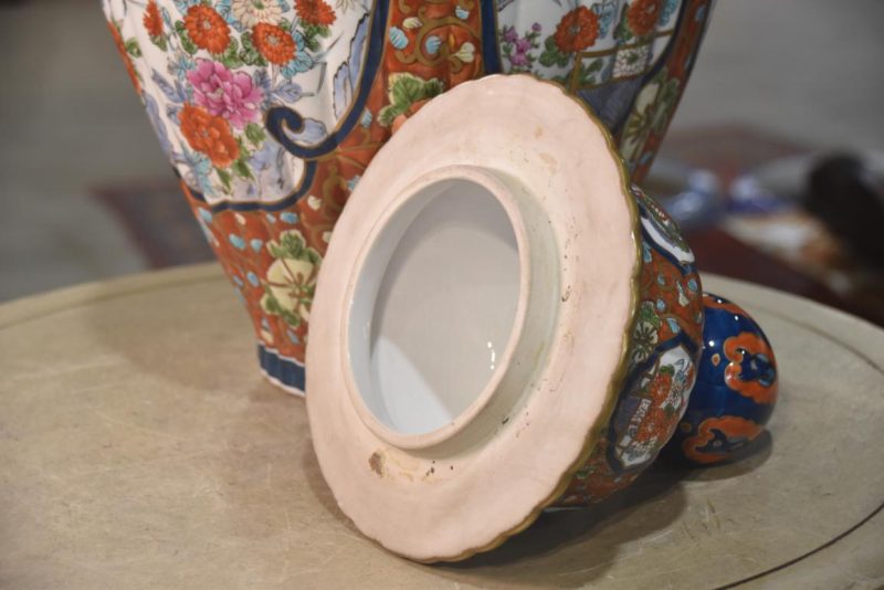 Large Imari Lidded Urn Height:660mm - Image 4