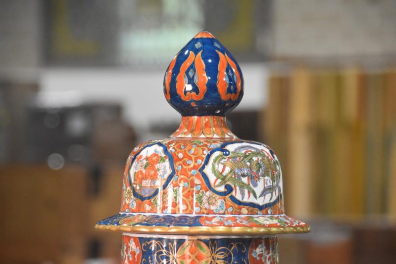 Large Imari Lidded Urn Height:660mm - Image 9