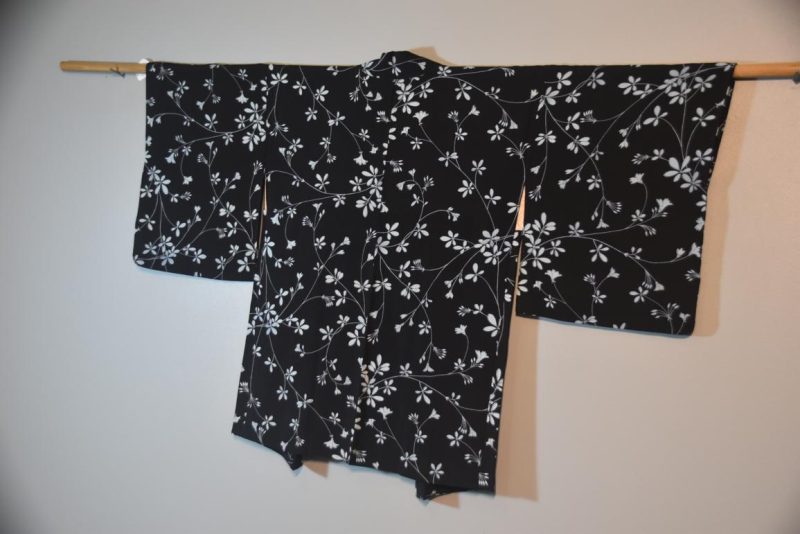 White Floral on a Black Background Silk Vintage Haori - Image 5