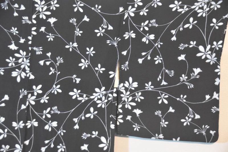 White Floral on a Black Background Silk Vintage Haori - Image 4