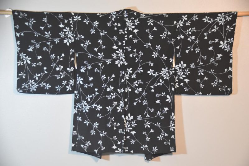 White Floral on a Black Background Silk Vintage Haori - Image 3