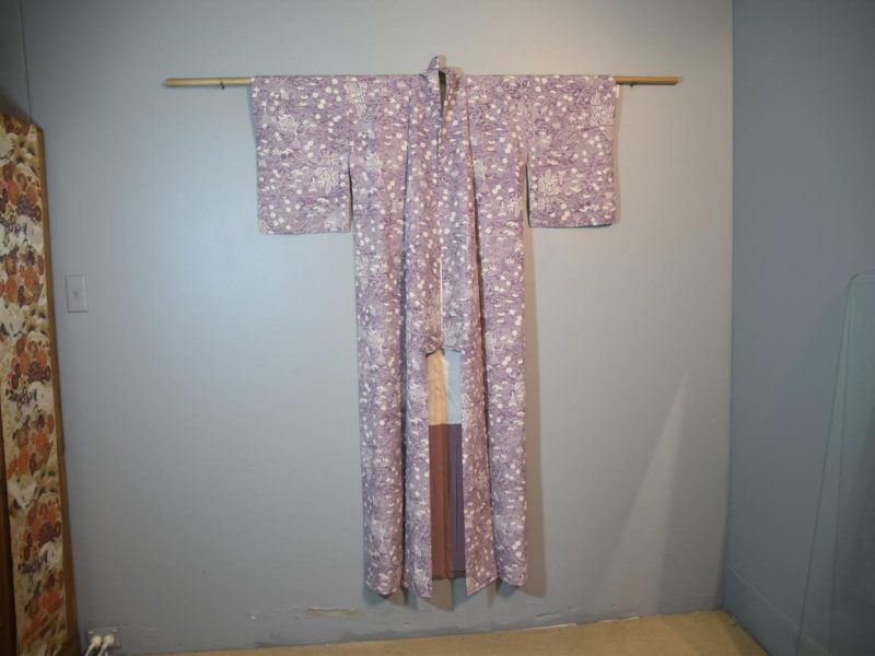 Mauve and White Vintage Silk Kimono - Image 3