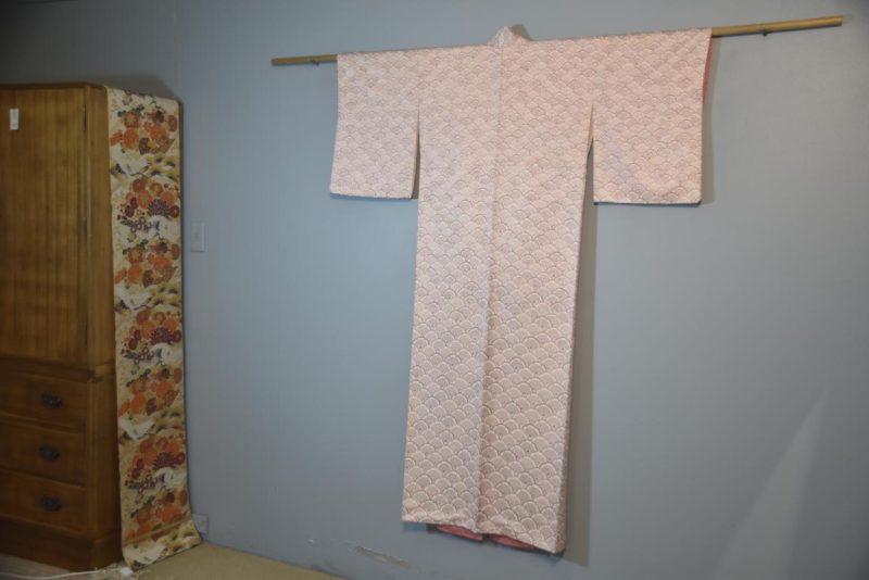 Pink and White Vintage Silk Damask Kimono - Image 6