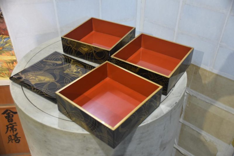 Jubako Lacquer Box with Gold Detail - Image 4