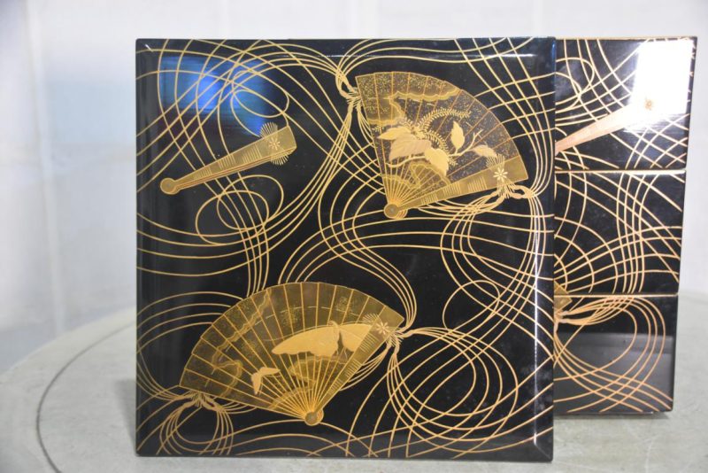 Jubako Lacquer Box with Gold Detail - Image 3