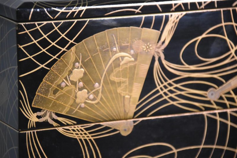 Jubako Lacquer Box with Gold Detail - Image 2