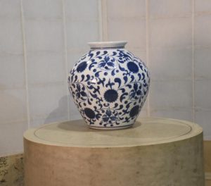 Blue and White Japanese Porcelain Vase Width:280mm