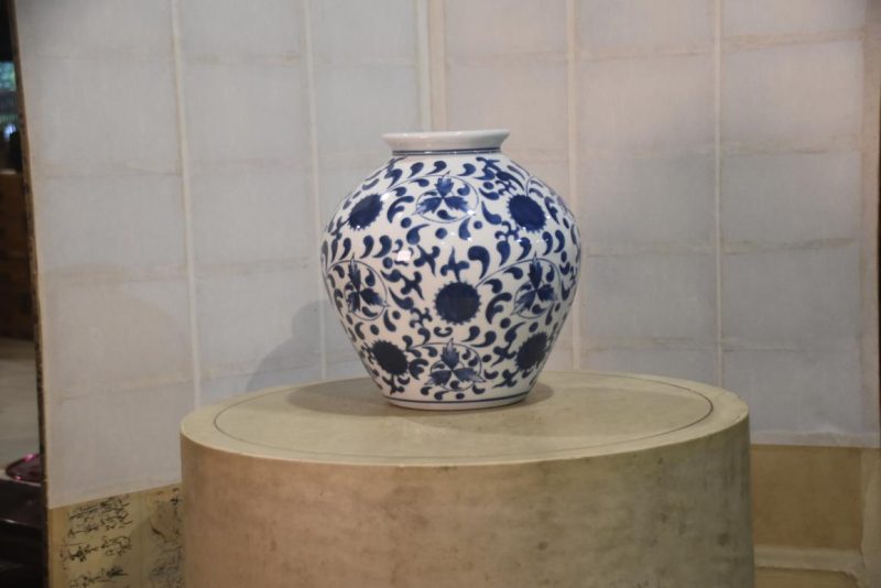 Blue and White Japanese Porcelain Vase Width:280mm